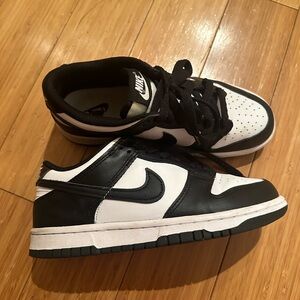 Nike black and white dunk sneakers in low - size 7.5